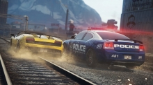 Полицейский Dodge Charger выталкивает Lamborghini Gallardo с дороги